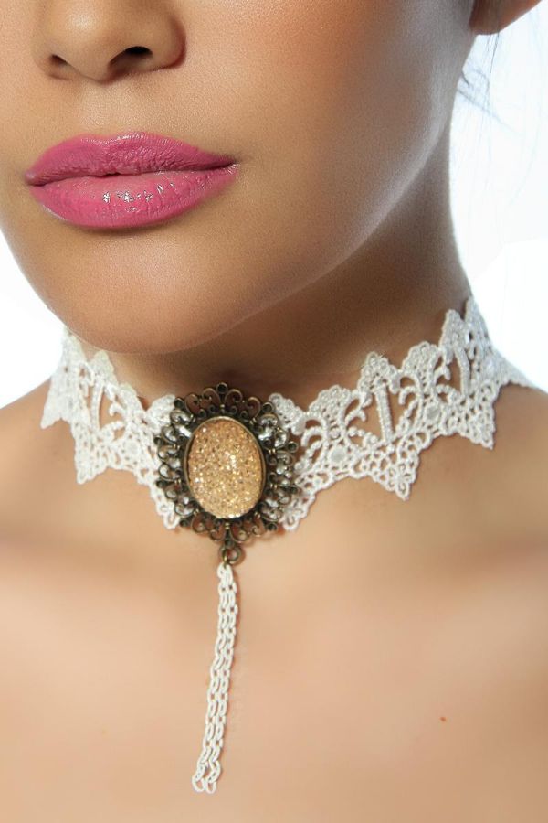 collier burlesque from lace and metal-white gold