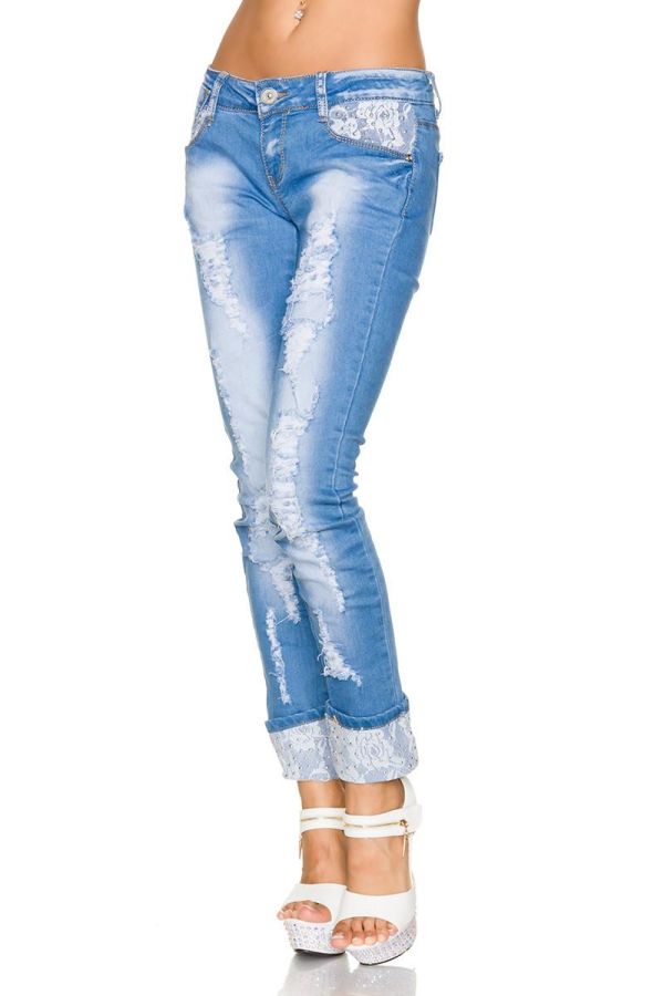 μπλε τζιν παντελόνι σκισίματα διακοσμημένο άσπρη δαντέλα στρας