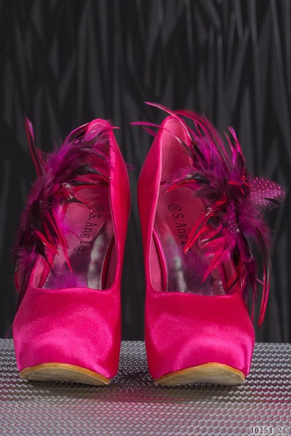 pink satin pump decorated with feathers and strass.
