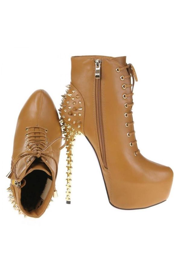high heels εντυπωσιακό μποτάκι με κορδόνια διακοσμημένο με χρυσά καρφιά κάμελ